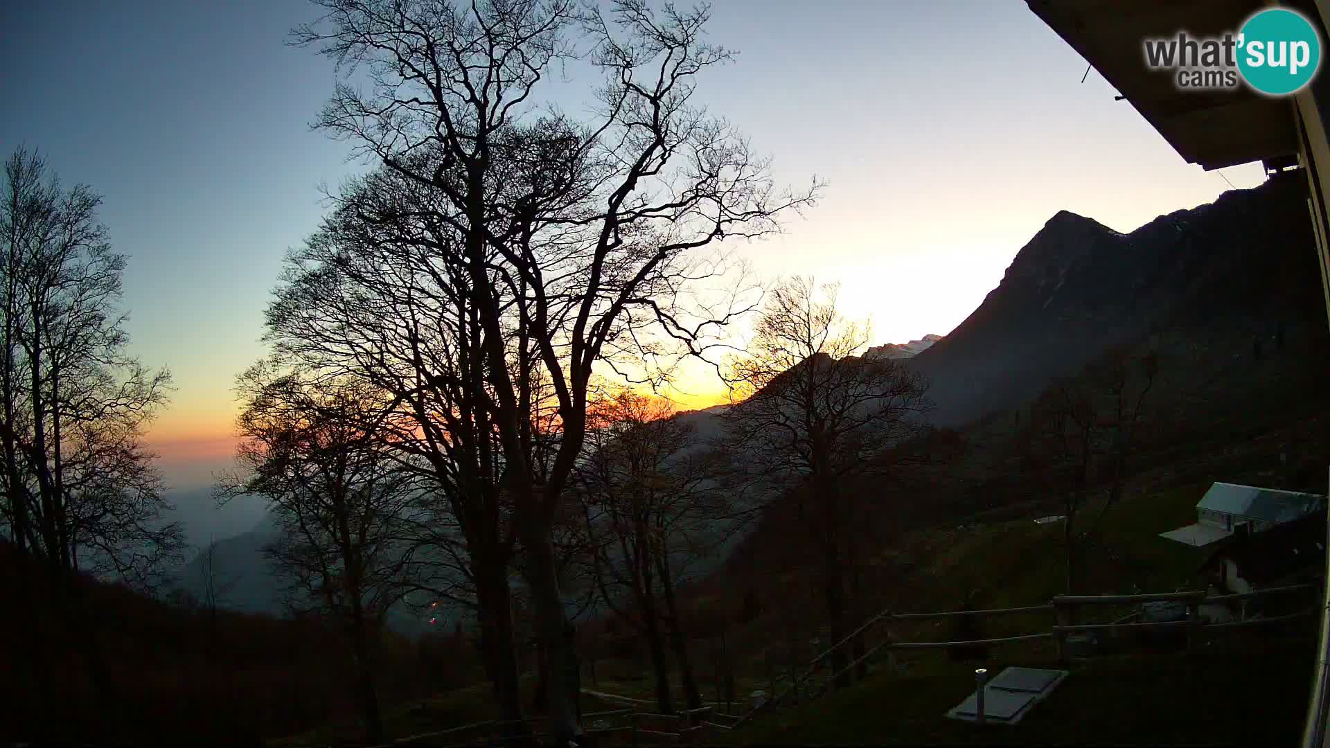 Planina Razor Mountain Hut live cam (1315) | view to Tolminski Migovec