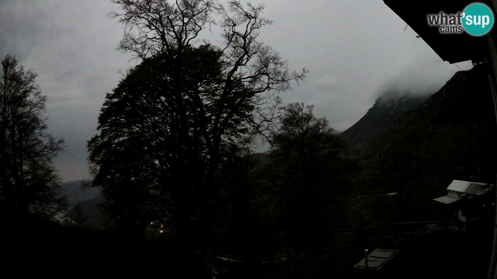 Cámara en vivo de la cabaña de montaña Planina Razor (1315) | vista hacia Tolminski Migovec