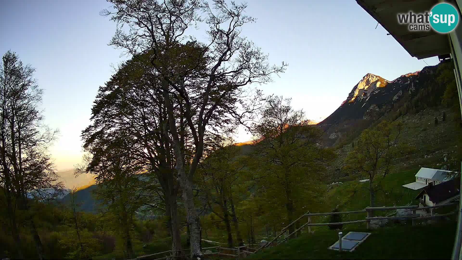 Koča na Planini Razor spletna kamera (1315) | Pogled na Tolminski Migovec