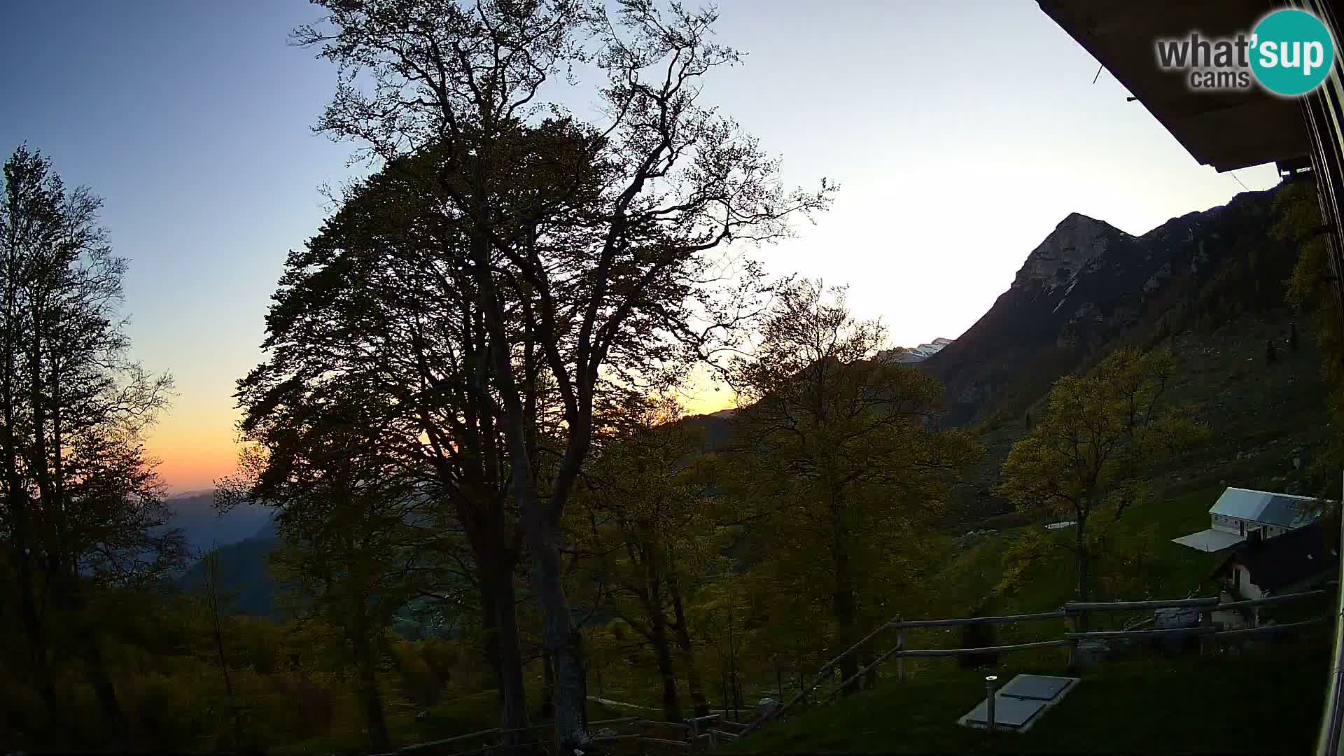 Cámara en vivo de la cabaña de montaña Planina Razor (1315) | vista hacia Tolminski Migovec