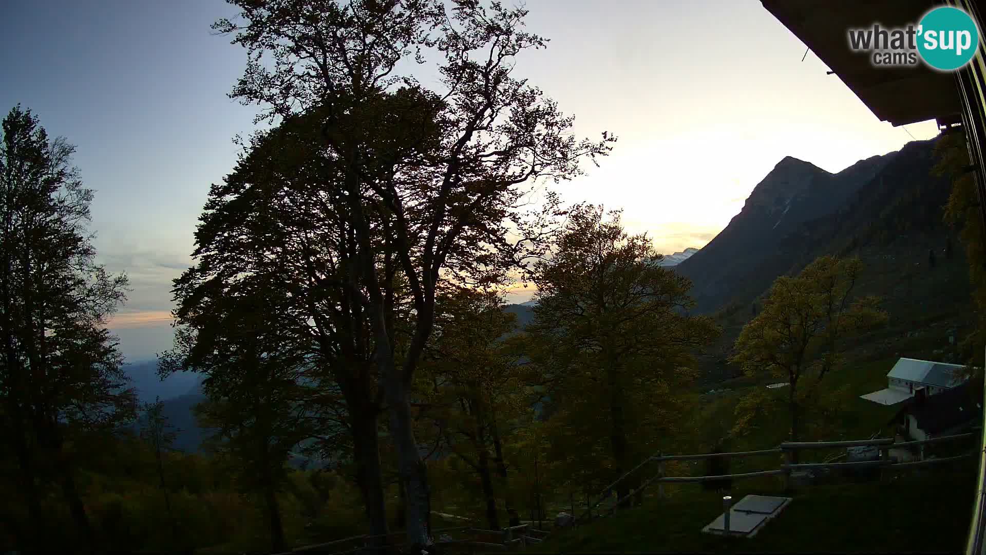 Planina Razor Mountain Hut live cam (1315) | view to Tolminski Migovec