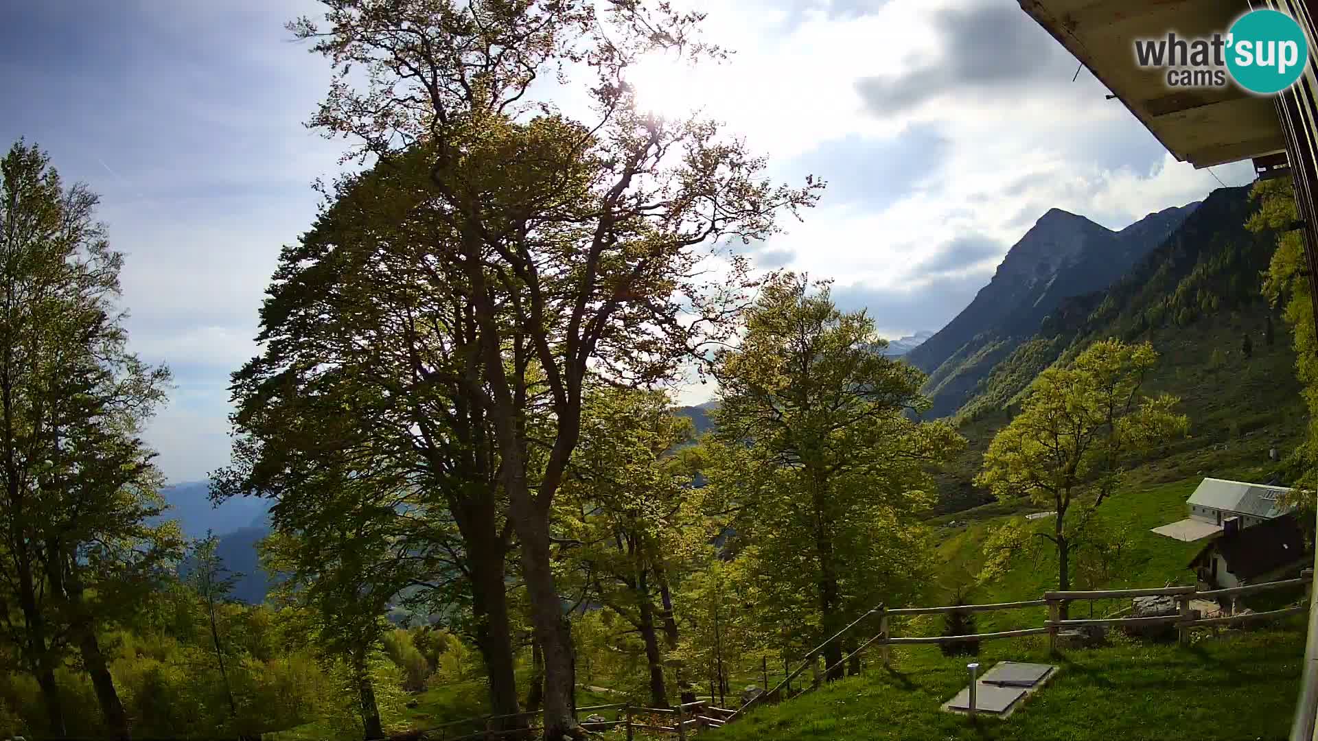 Cámara en vivo de la cabaña de montaña Planina Razor (1315) | vista hacia Tolminski Migovec