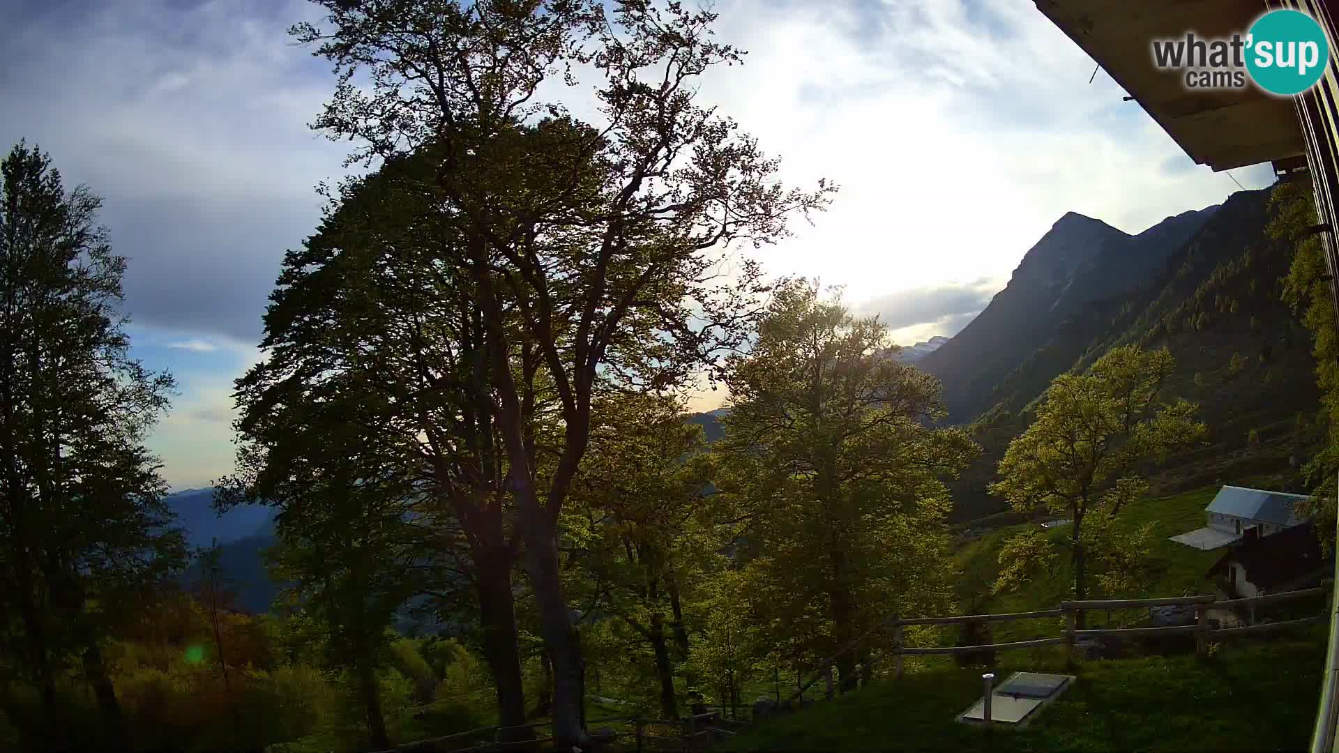 Refuge de la montagne Planina Razor caméra en direct (1315) | vue sur Tolminski Migovec