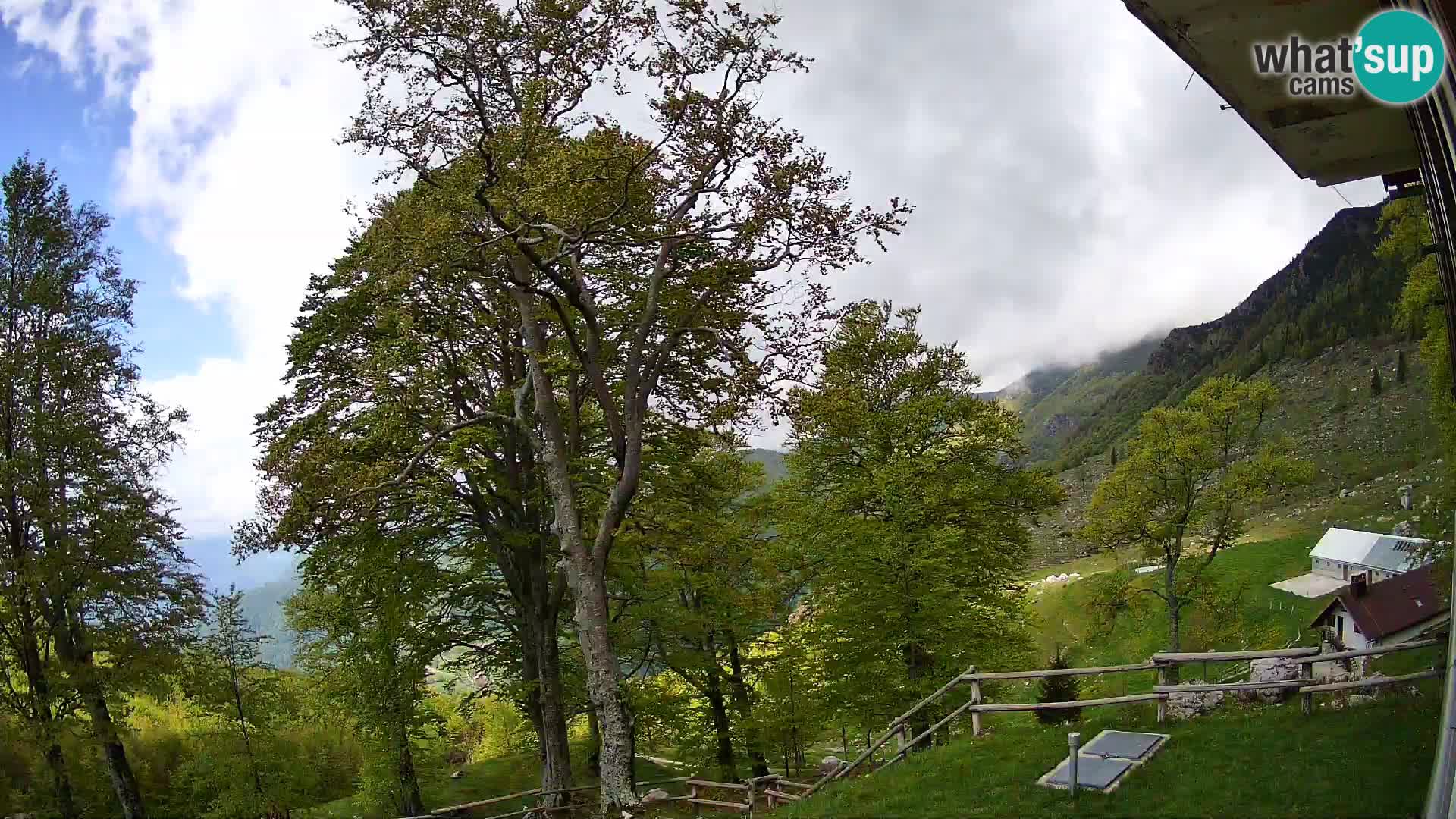 Cámara en vivo de la cabaña de montaña Planina Razor (1315) | vista hacia Tolminski Migovec