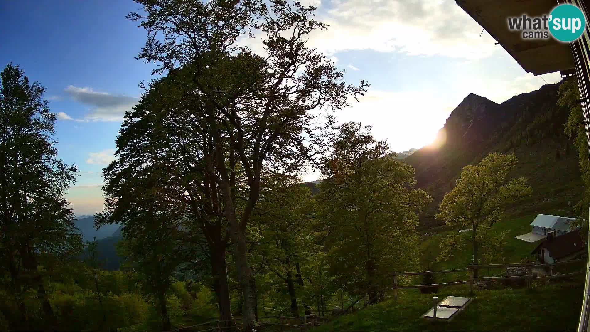 Cámara en vivo de la cabaña de montaña Planina Razor (1315) | vista hacia Tolminski Migovec