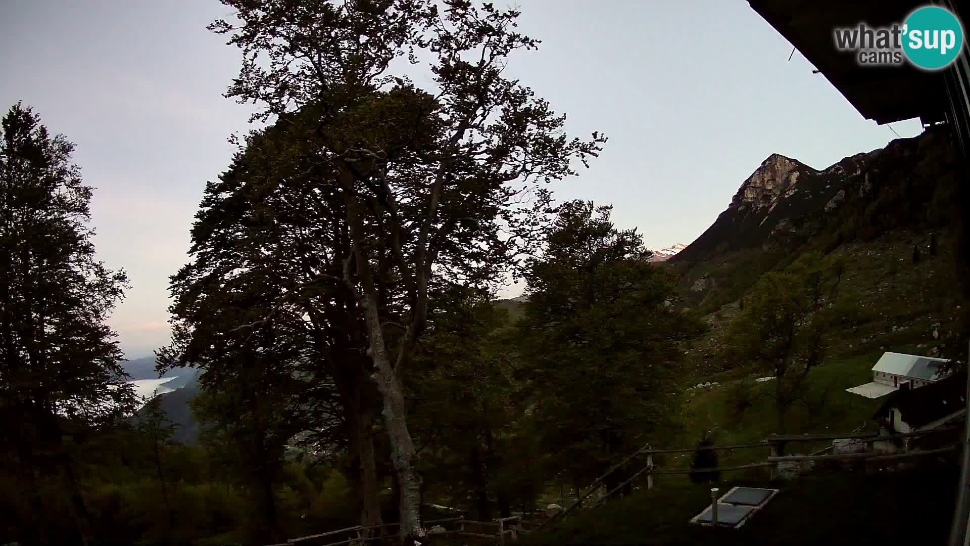 Cámara en vivo de la cabaña de montaña Planina Razor (1315) | vista hacia Tolminski Migovec