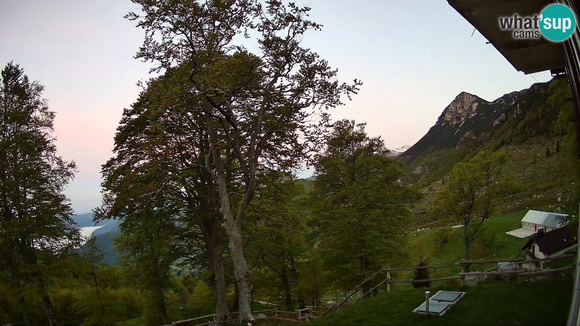 Planina Razor Mountain Hut live cam (1315) | view to Tolminski Migovec
