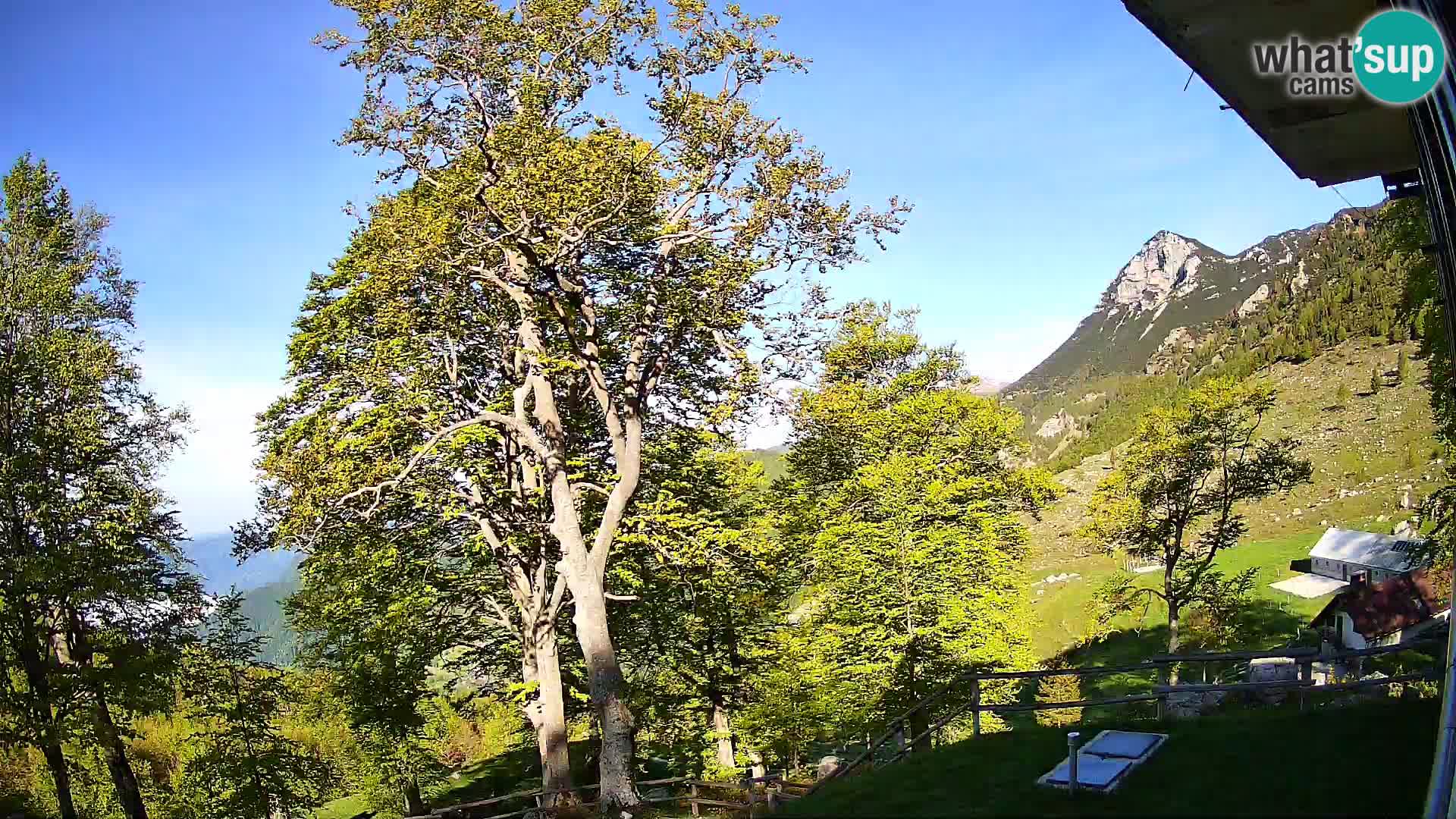Koča na Planini Razor spletna kamera (1315) | Pogled na Tolminski Migovec