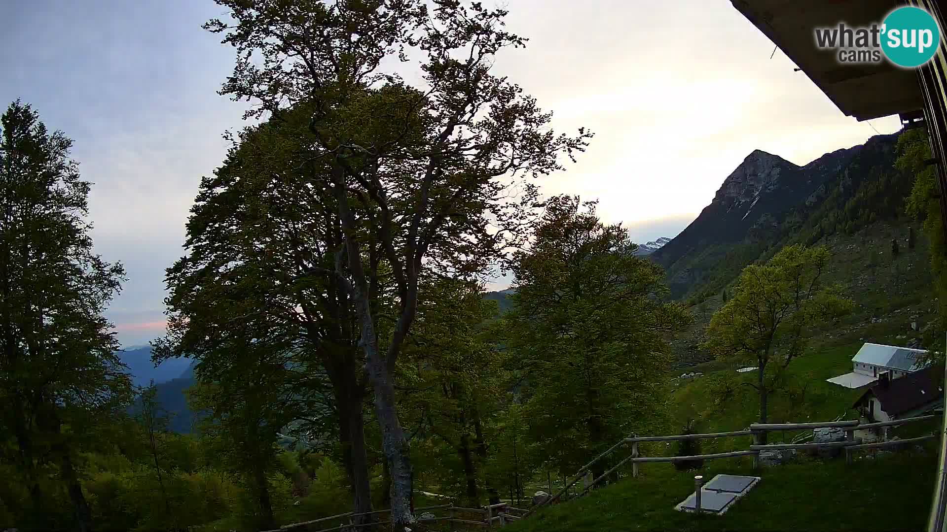 Refuge de la montagne Planina Razor caméra en direct (1315) | vue sur Tolminski Migovec