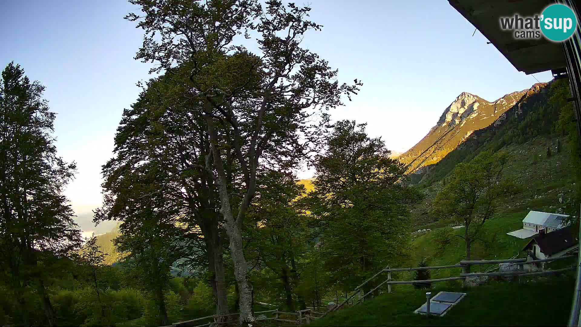 Cámara en vivo de la cabaña de montaña Planina Razor (1315) | vista hacia Tolminski Migovec