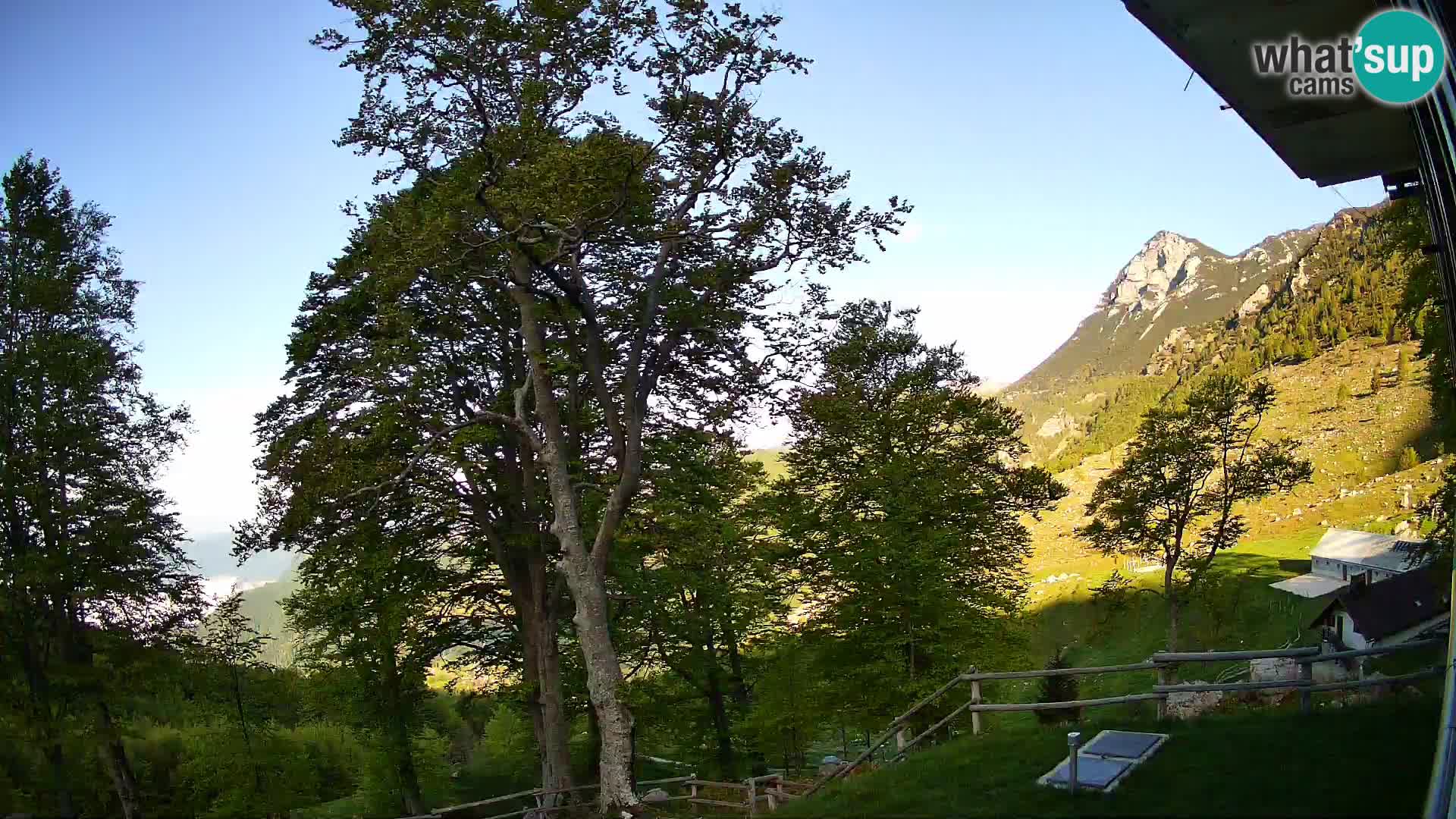 Baita di montagna Planina Razor webcam (1315) | vista su Tolminski Migovec