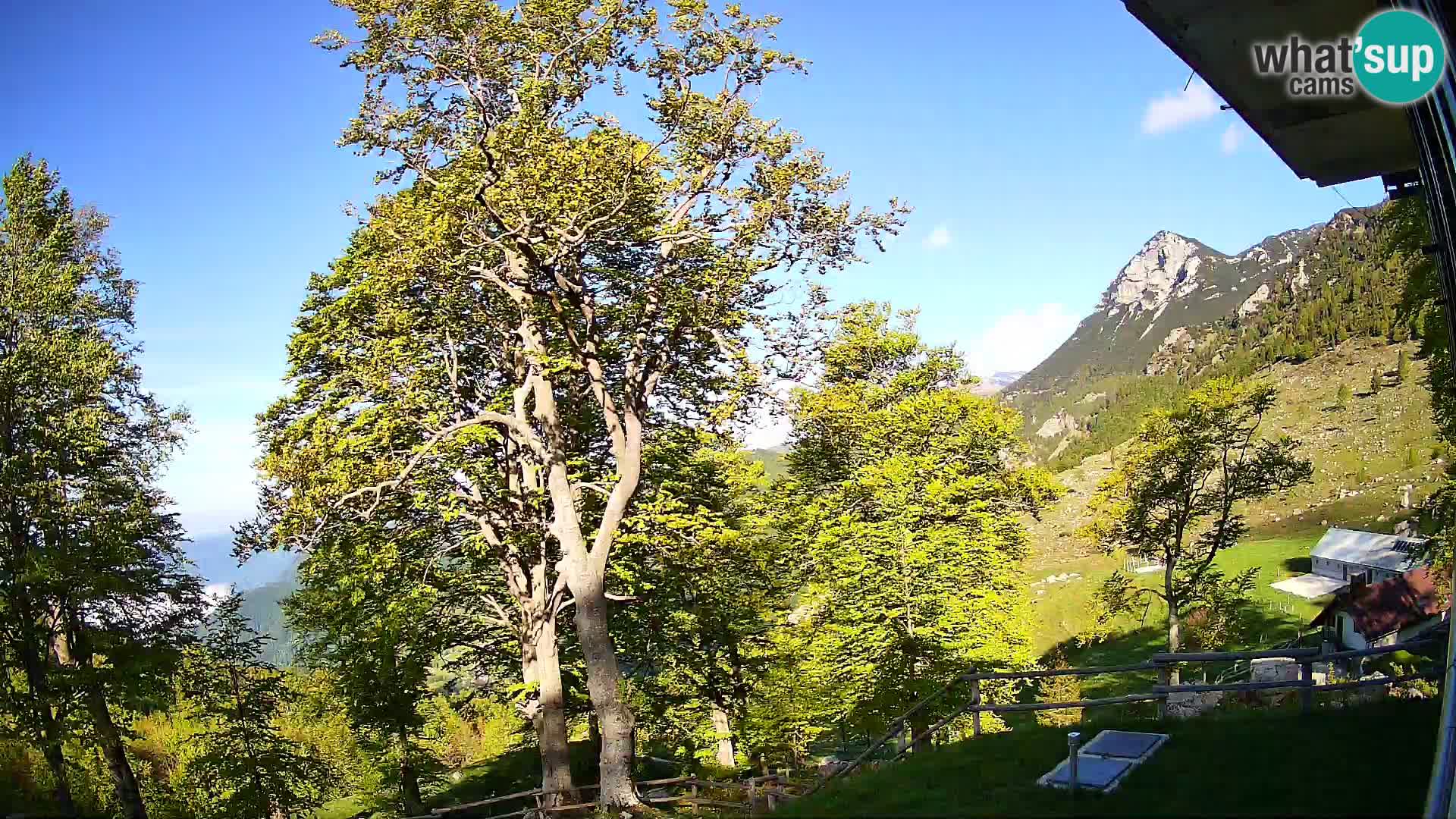 Planina Razor Mountain Hut live cam (1315) | view to Tolminski Migovec