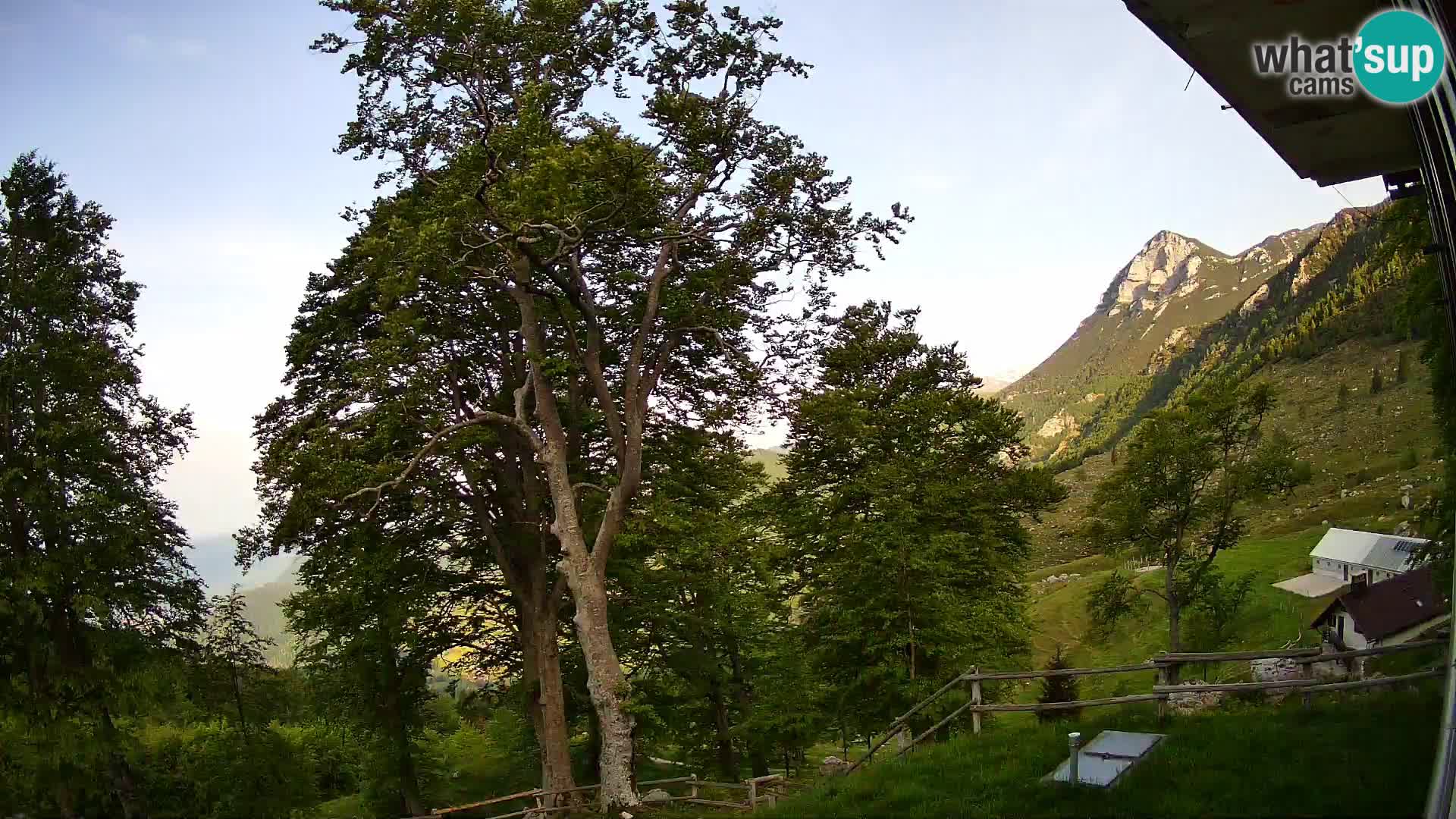 Cámara en vivo de la cabaña de montaña Planina Razor (1315) | vista hacia Tolminski Migovec