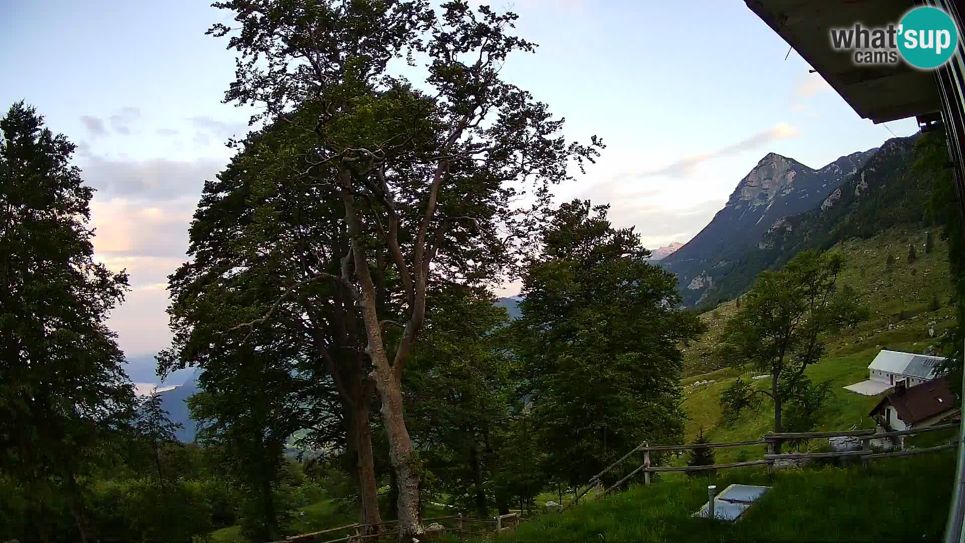 Planina Razor Bergütte Webcam (1315) | Blick auf Tolminski Migovec