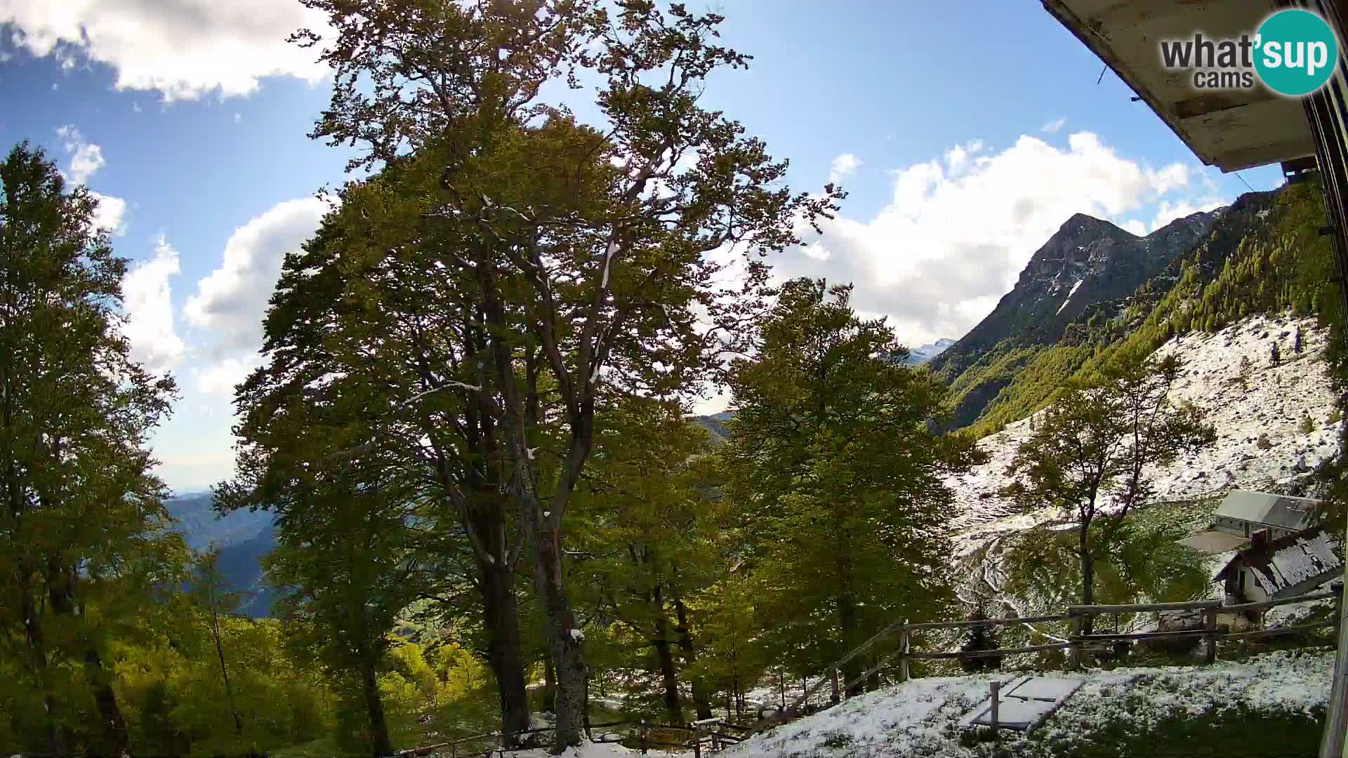 Cámara en vivo de la cabaña de montaña Planina Razor (1315) | vista hacia Tolminski Migovec