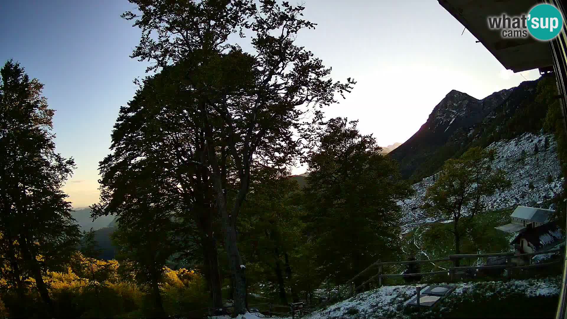 Koča na Planini Razor spletna kamera (1315) | Pogled na Tolminski Migovec