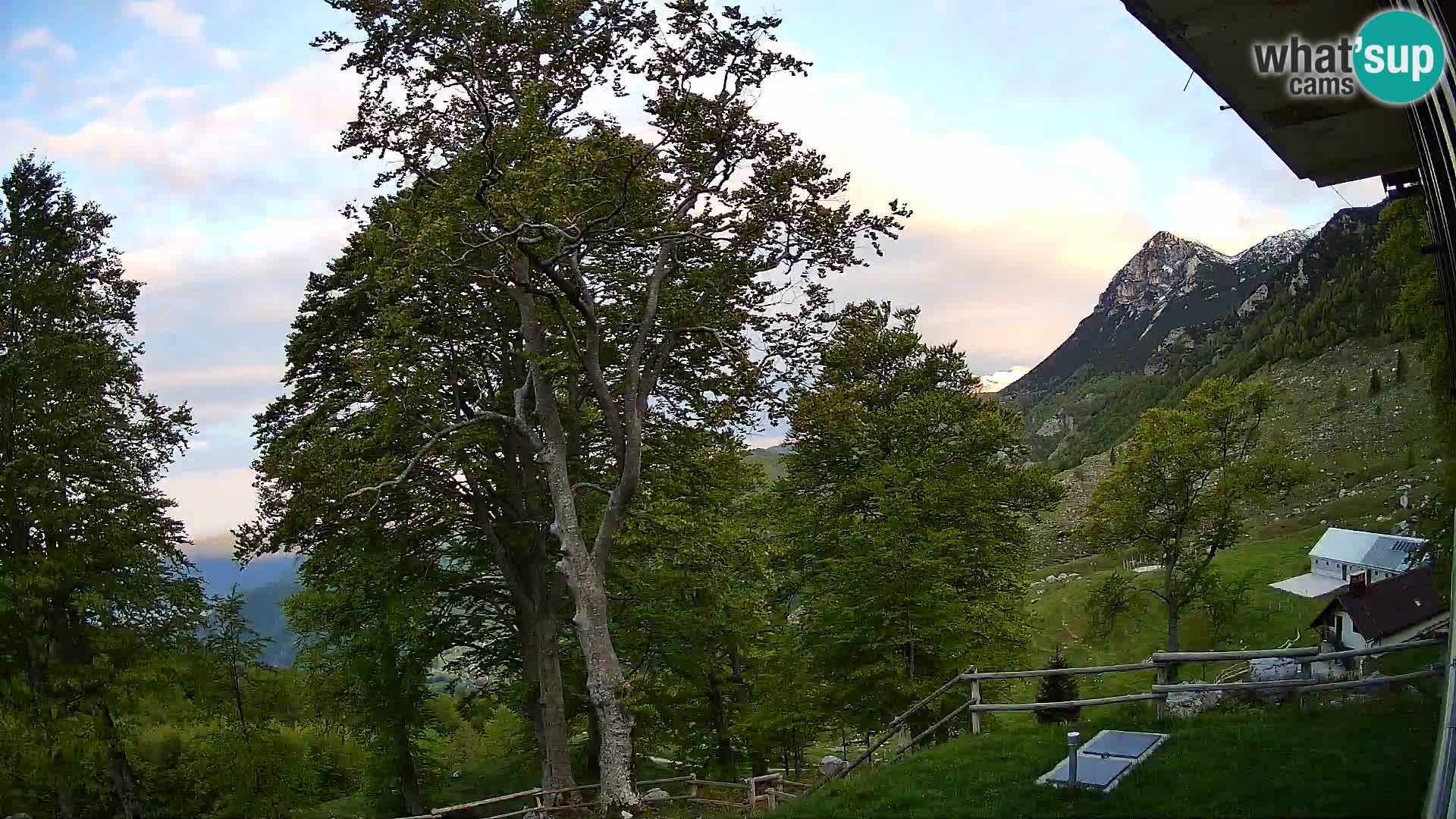 Koča na Planini Razor spletna kamera (1315) | Pogled na Tolminski Migovec