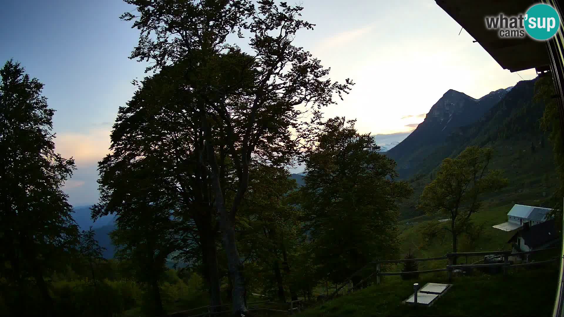 Planinarski dom na planini Razor (1315) | Pogled na Tolminski Migovec