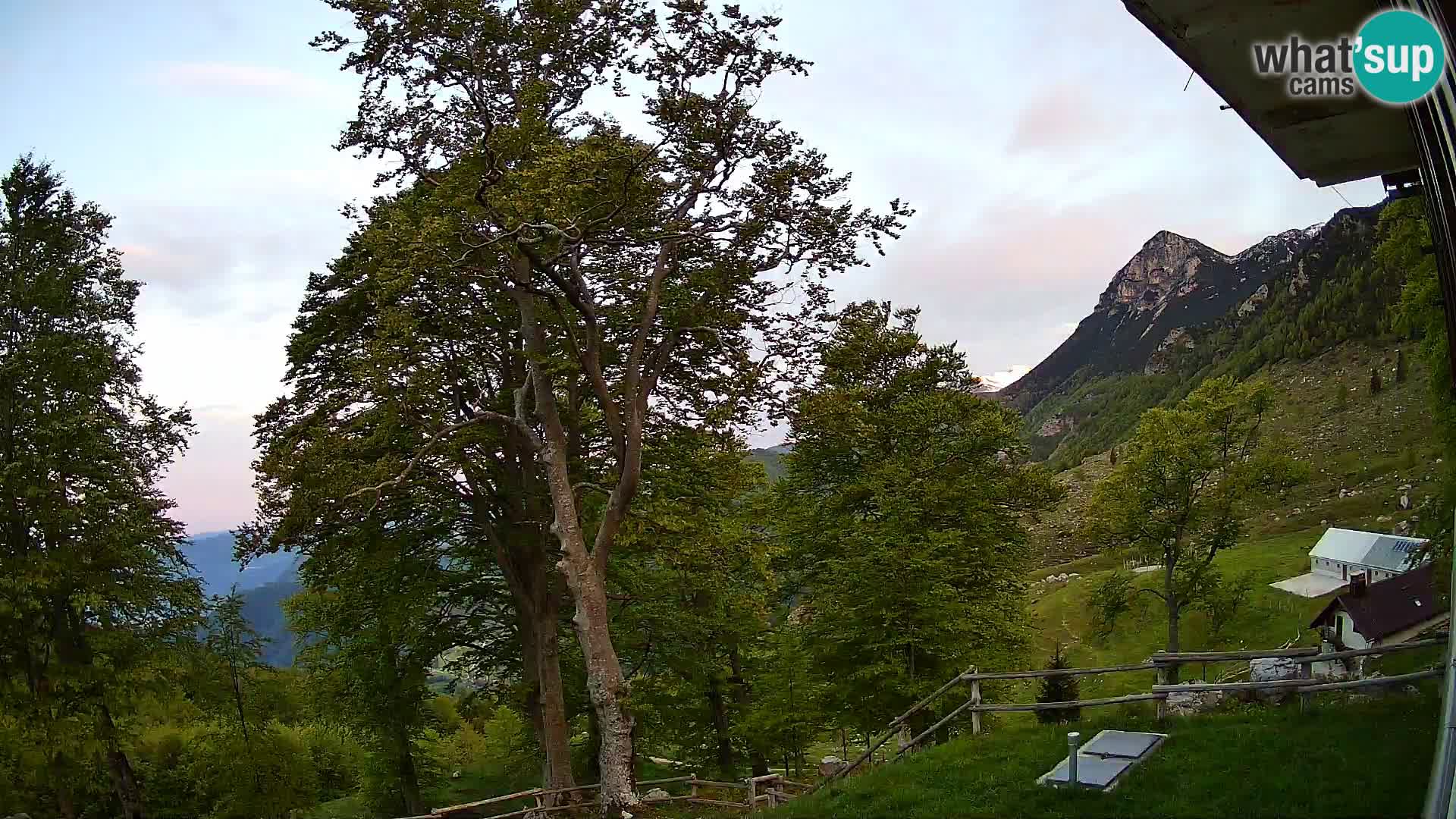 Cámara en vivo de la cabaña de montaña Planina Razor (1315) | vista hacia Tolminski Migovec