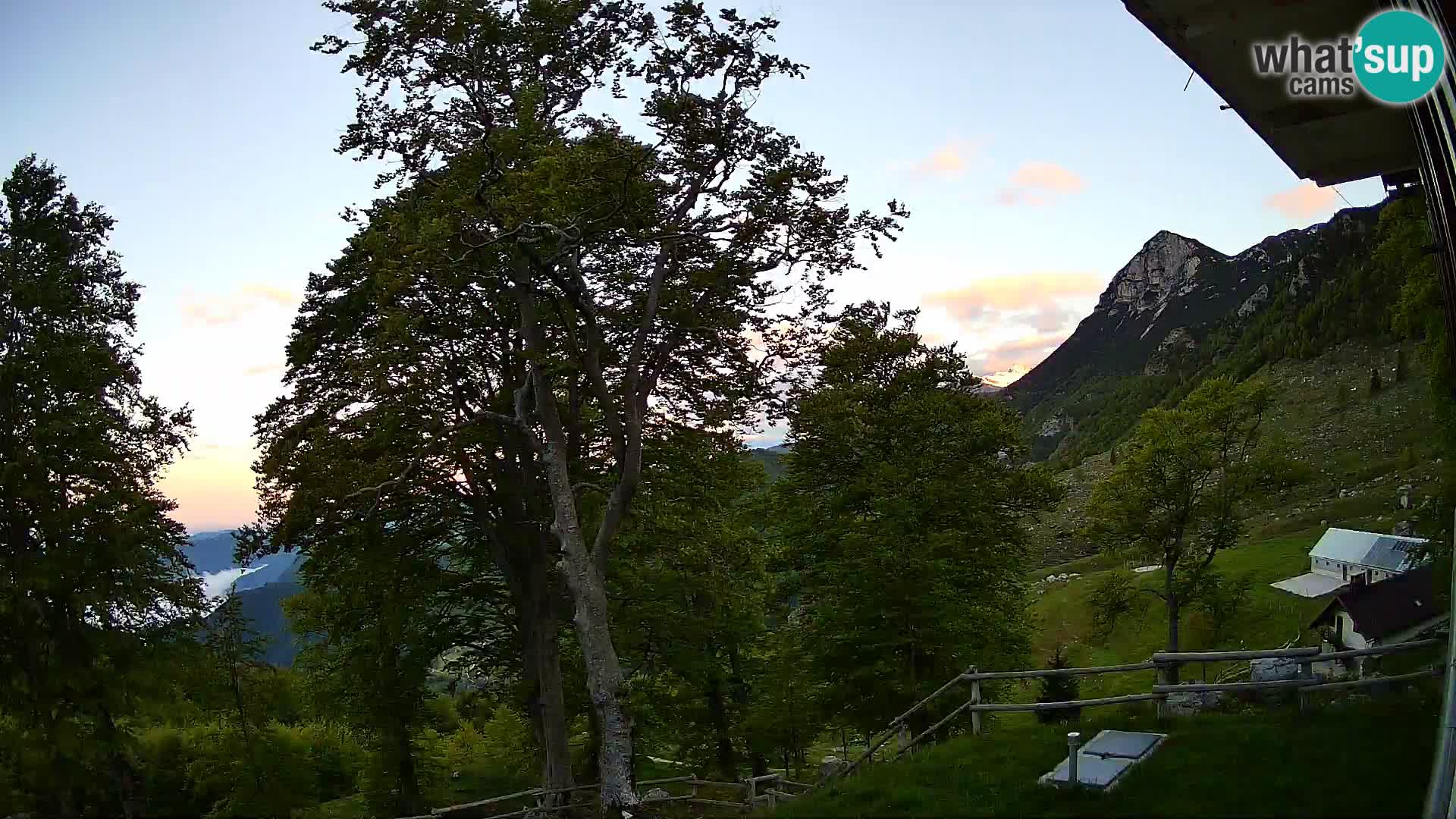 Cámara en vivo de la cabaña de montaña Planina Razor (1315) | vista hacia Tolminski Migovec