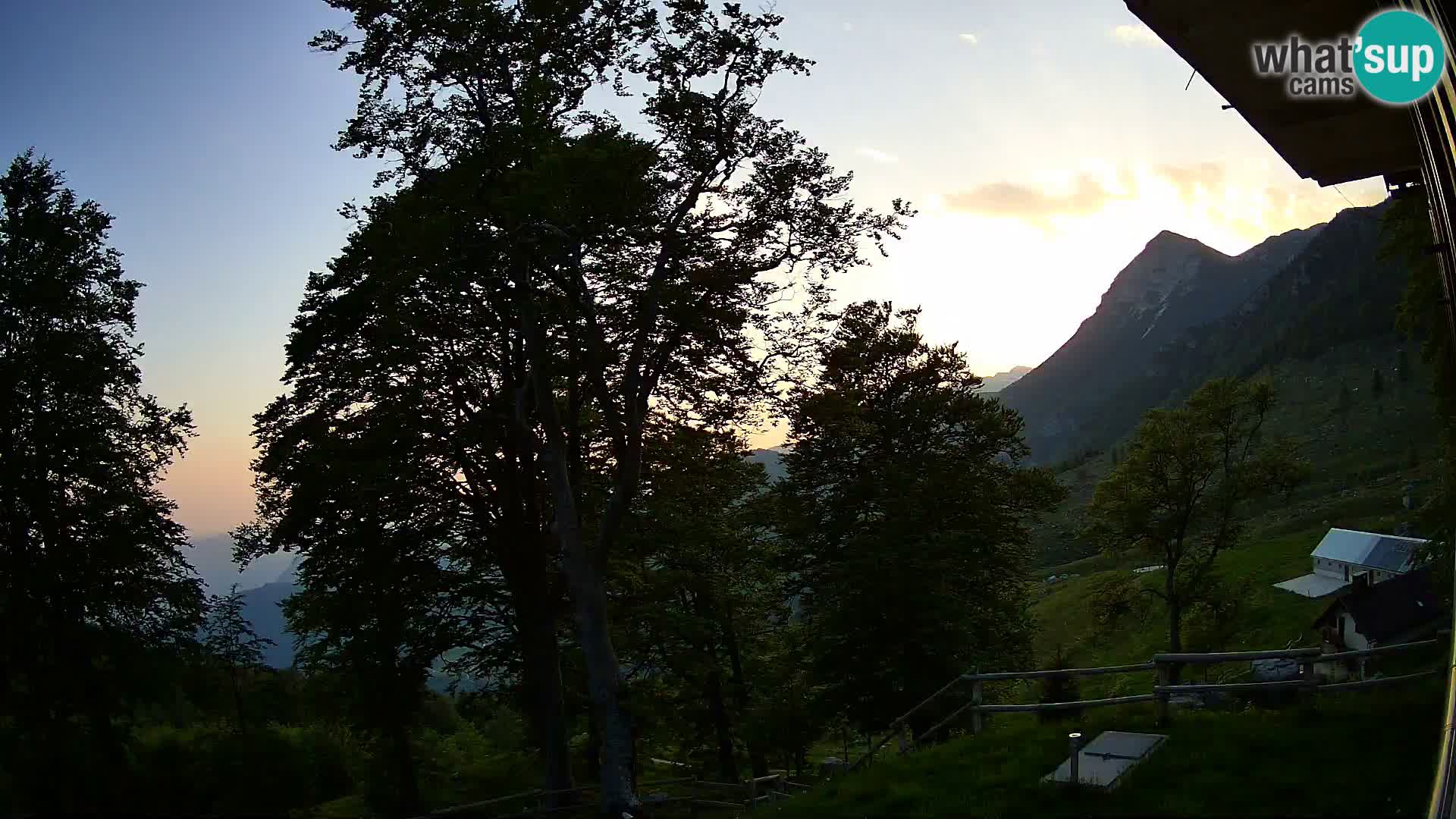 Cámara en vivo de la cabaña de montaña Planina Razor (1315) | vista hacia Tolminski Migovec