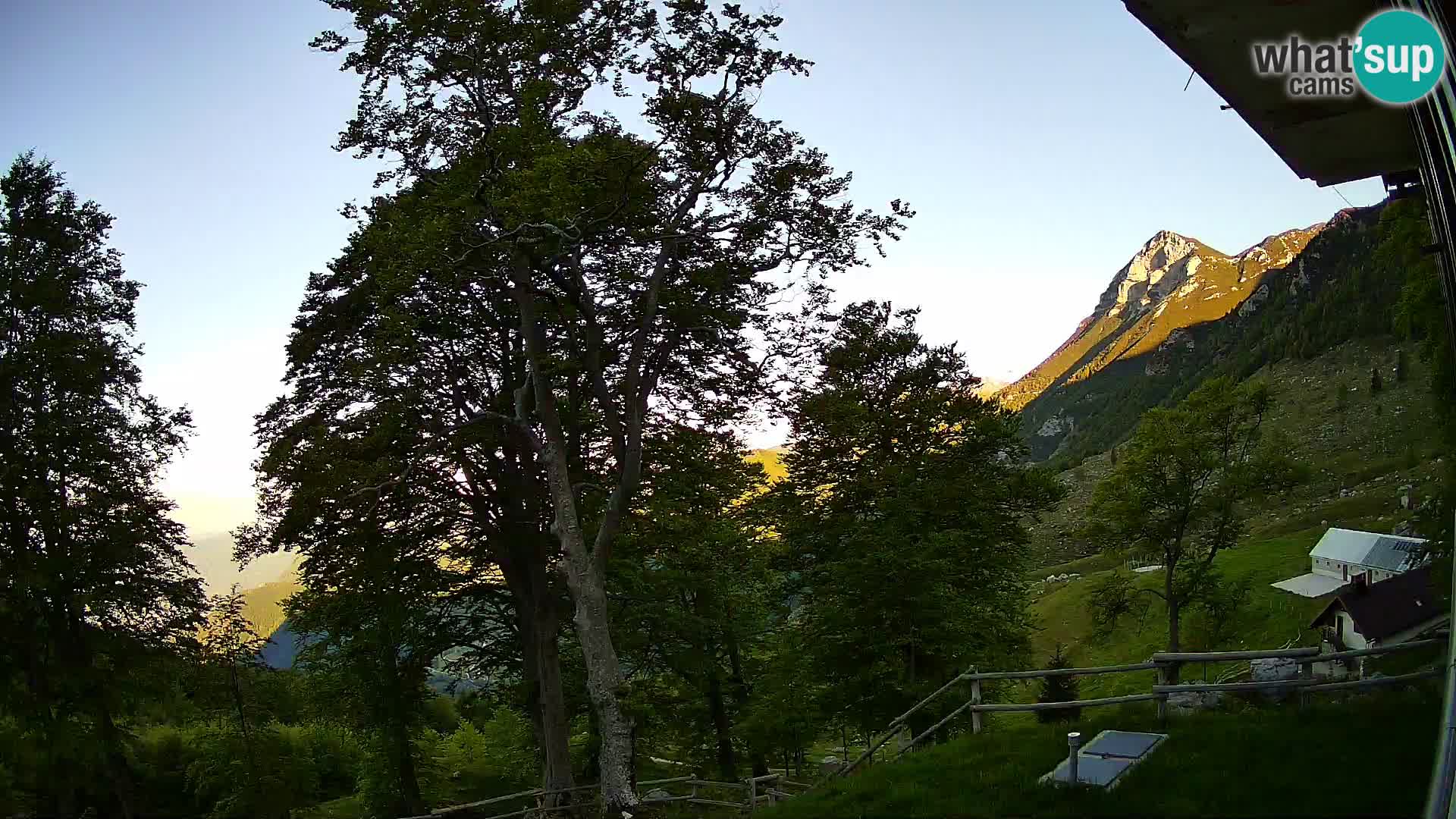 Baita di montagna Planina Razor webcam (1315) | vista su Tolminski Migovec