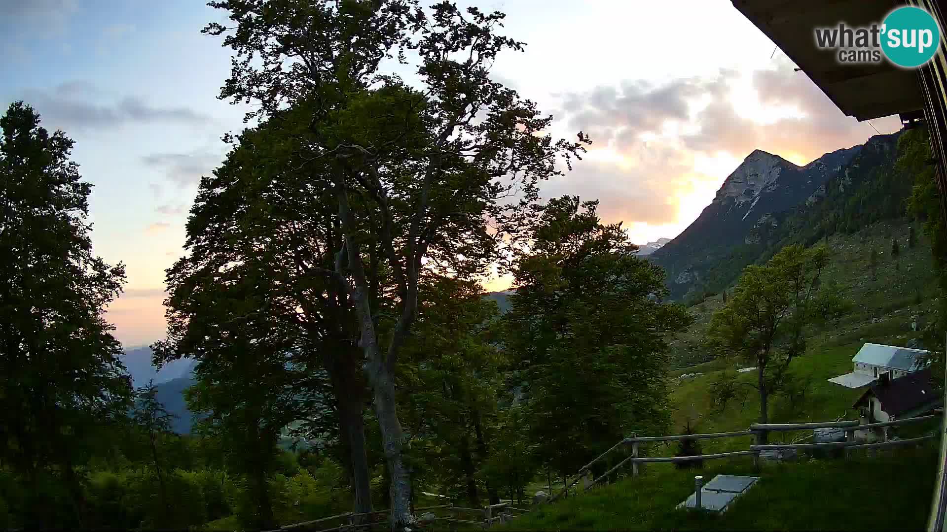 Koča na Planini Razor spletna kamera (1315) | Pogled na Tolminski Migovec