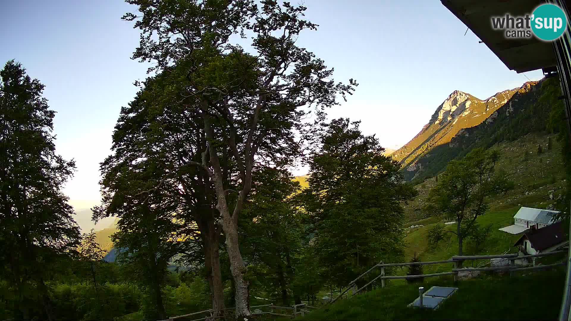 Koča na Planini Razor spletna kamera (1315) | Pogled na Tolminski Migovec