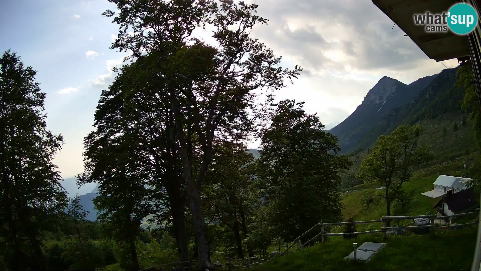 Refuge de la montagne Planina Razor caméra en direct (1315) | vue sur Tolminski Migovec
