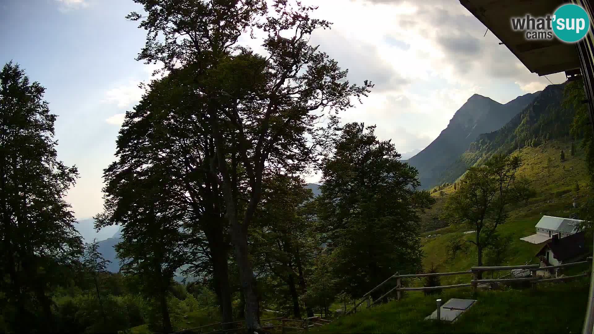 Cámara en vivo de la cabaña de montaña Planina Razor (1315) | vista hacia Tolminski Migovec