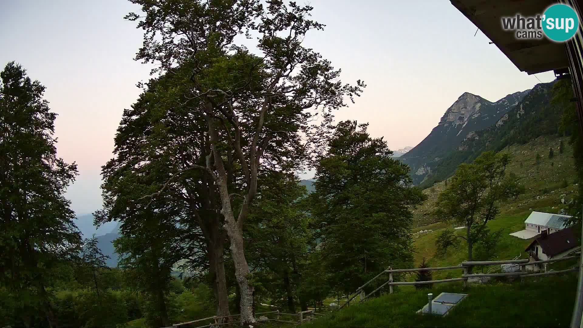Cámara en vivo de la cabaña de montaña Planina Razor (1315) | vista hacia Tolminski Migovec