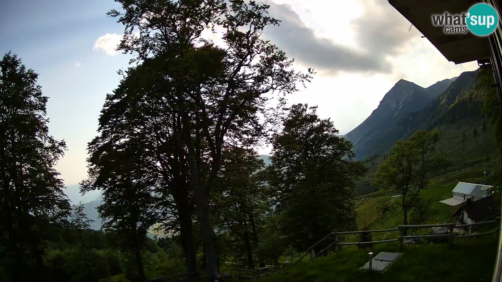 Baita di montagna Planina Razor webcam (1315) | vista su Tolminski Migovec