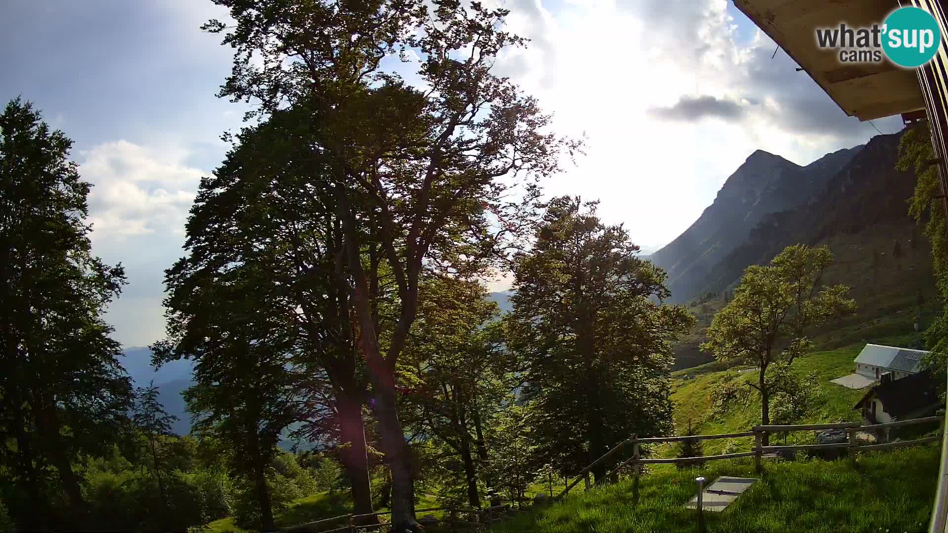 Planina Razor Bergütte Webcam (1315) | Blick auf Tolminski Migovec
