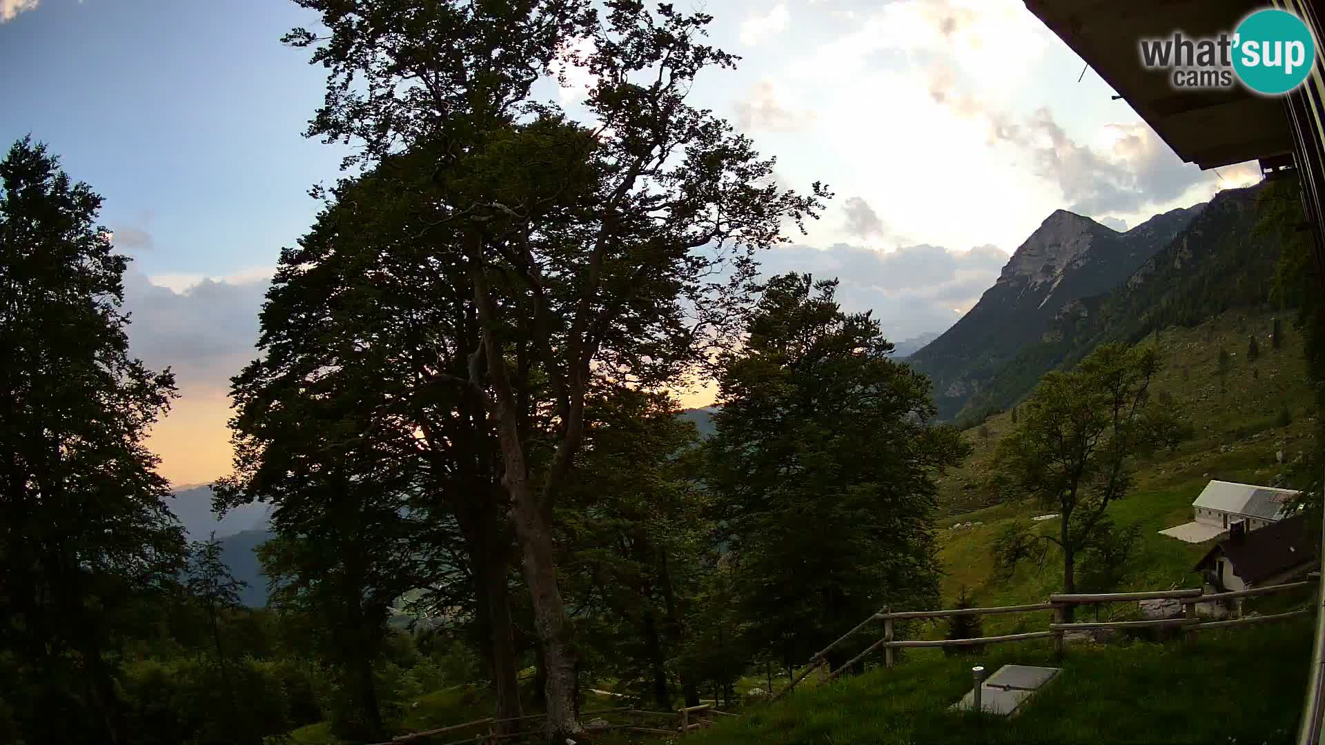 Planina Razor Bergütte Webcam (1315) | Blick auf Tolminski Migovec