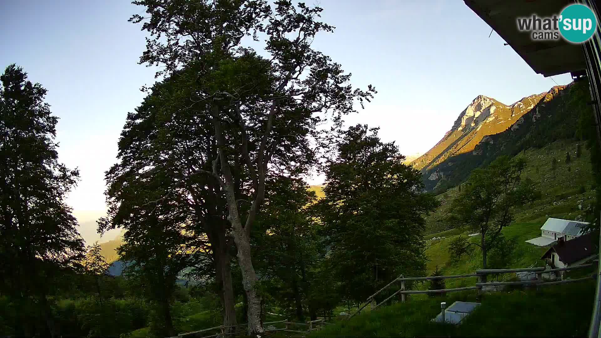 Baita di montagna Planina Razor webcam (1315) | vista su Tolminski Migovec