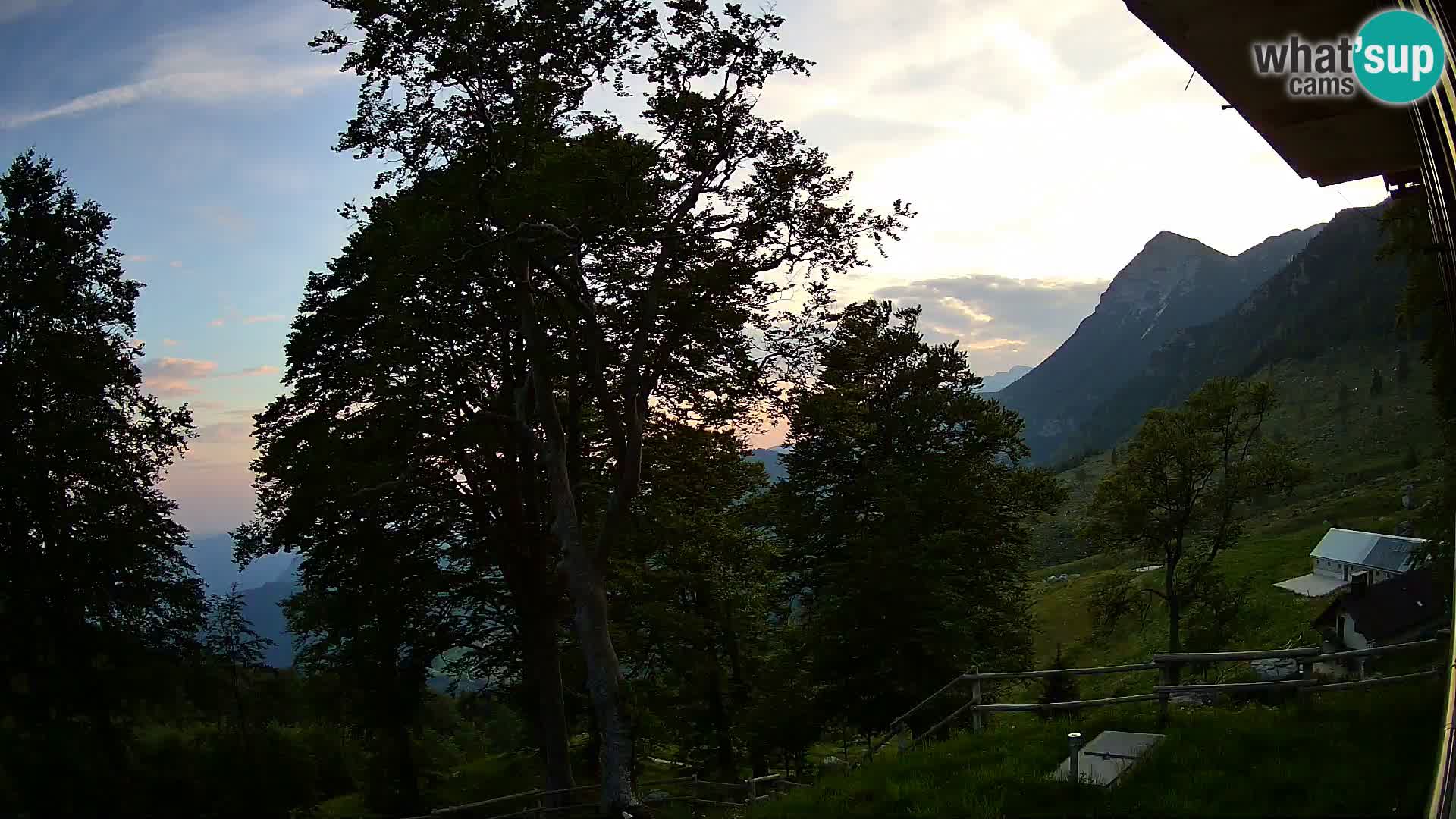 Planinarski dom na planini Razor (1315) | Pogled na Tolminski Migovec