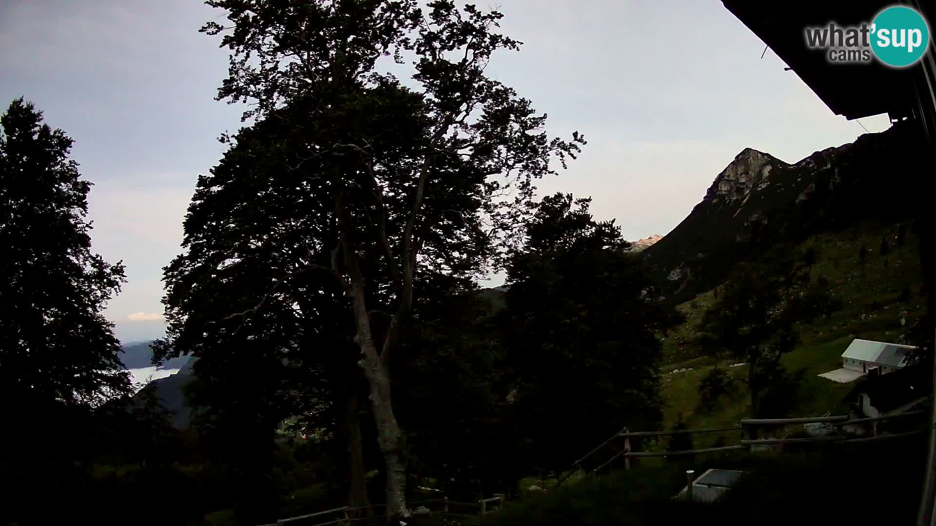 Cámara en vivo de la cabaña de montaña Planina Razor (1315) | vista hacia Tolminski Migovec