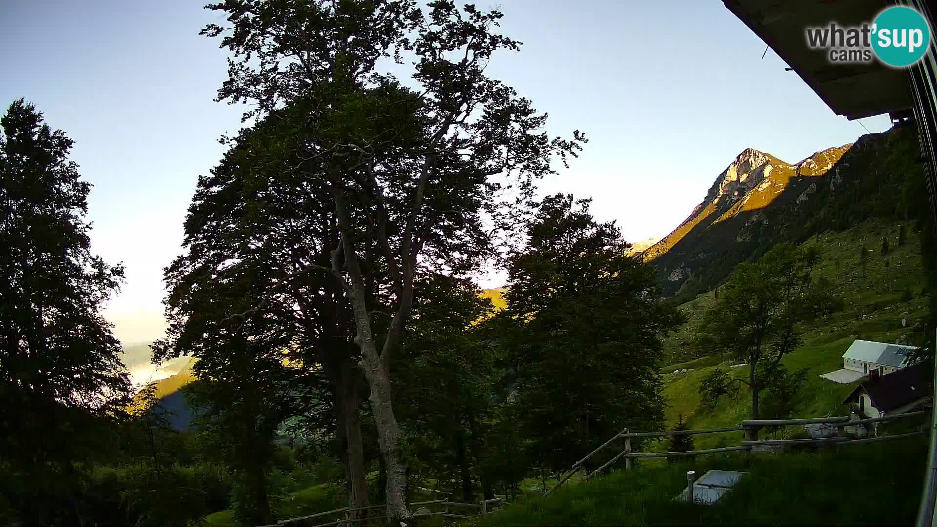 Cámara en vivo de la cabaña de montaña Planina Razor (1315) | vista hacia Tolminski Migovec