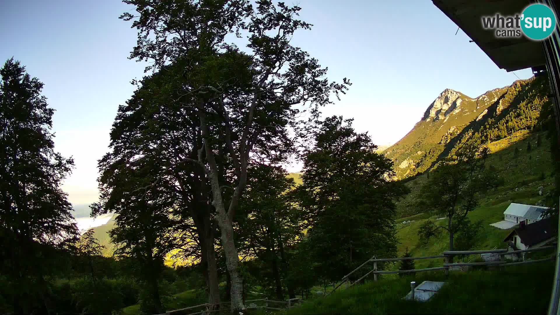 Planina Razor Bergütte Webcam (1315) | Blick auf Tolminski Migovec