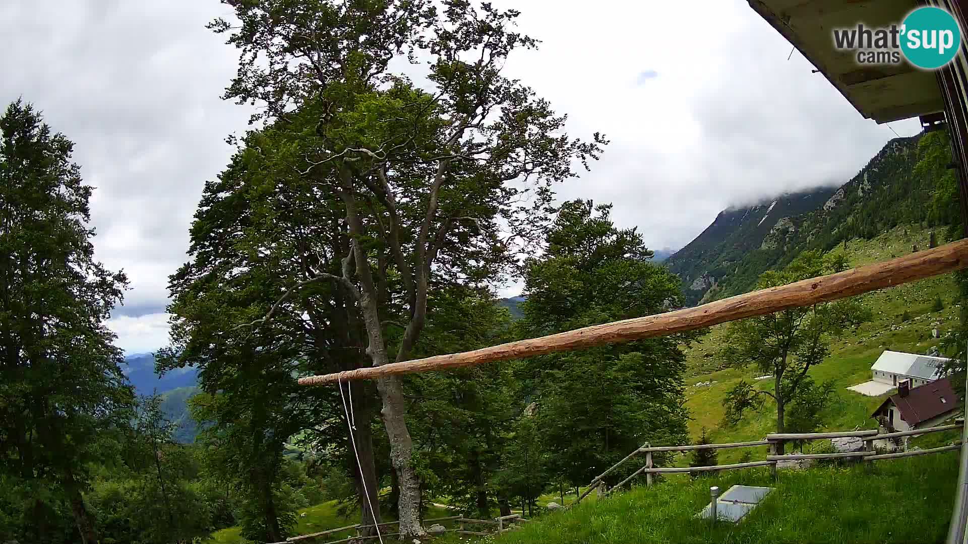 Baita di montagna Planina Razor webcam (1315) | vista su Tolminski Migovec