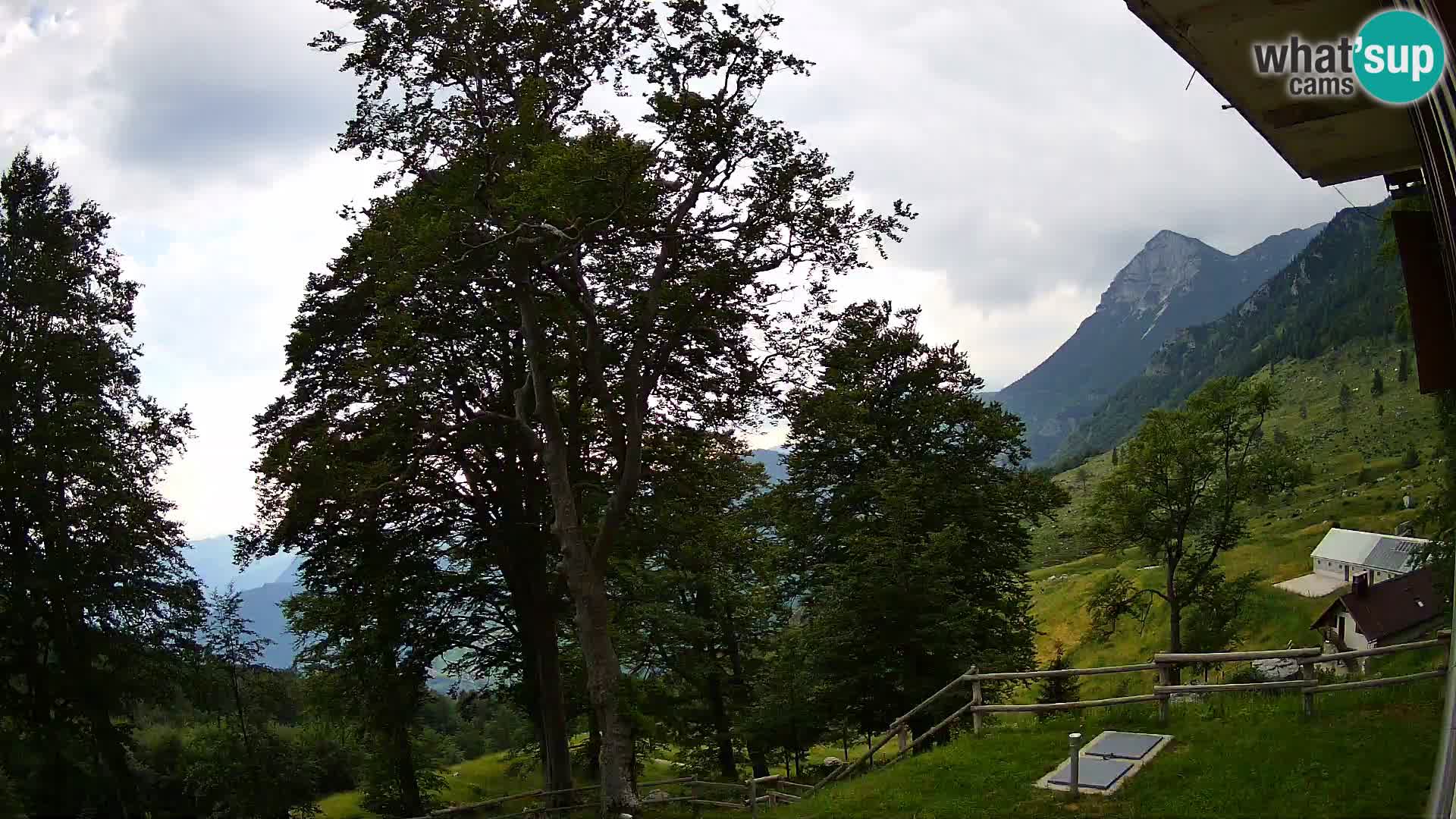 Koča na Planini Razor spletna kamera (1315) | Pogled na Tolminski Migovec