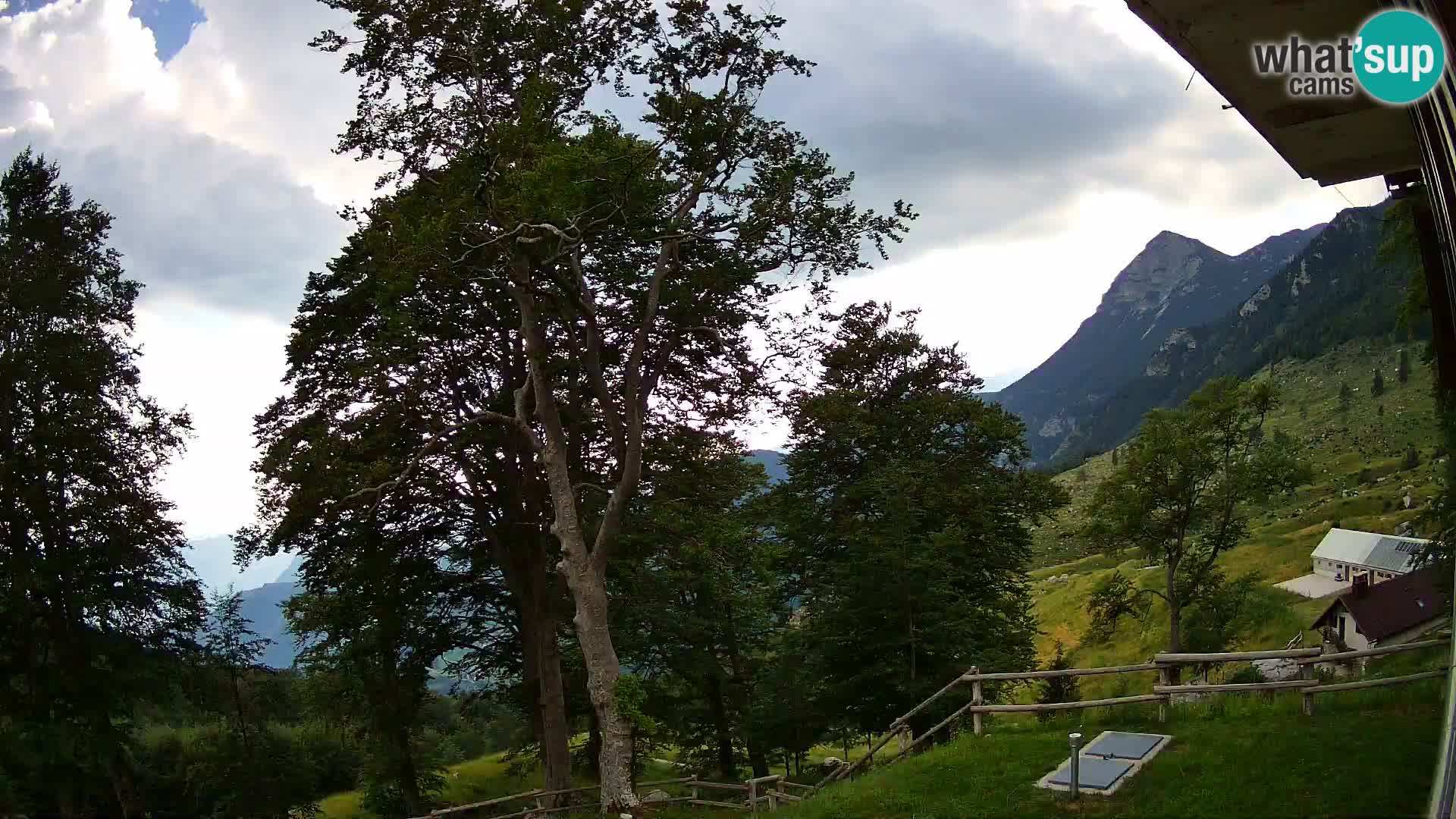 Koča na Planini Razor spletna kamera (1315) | Pogled na Tolminski Migovec