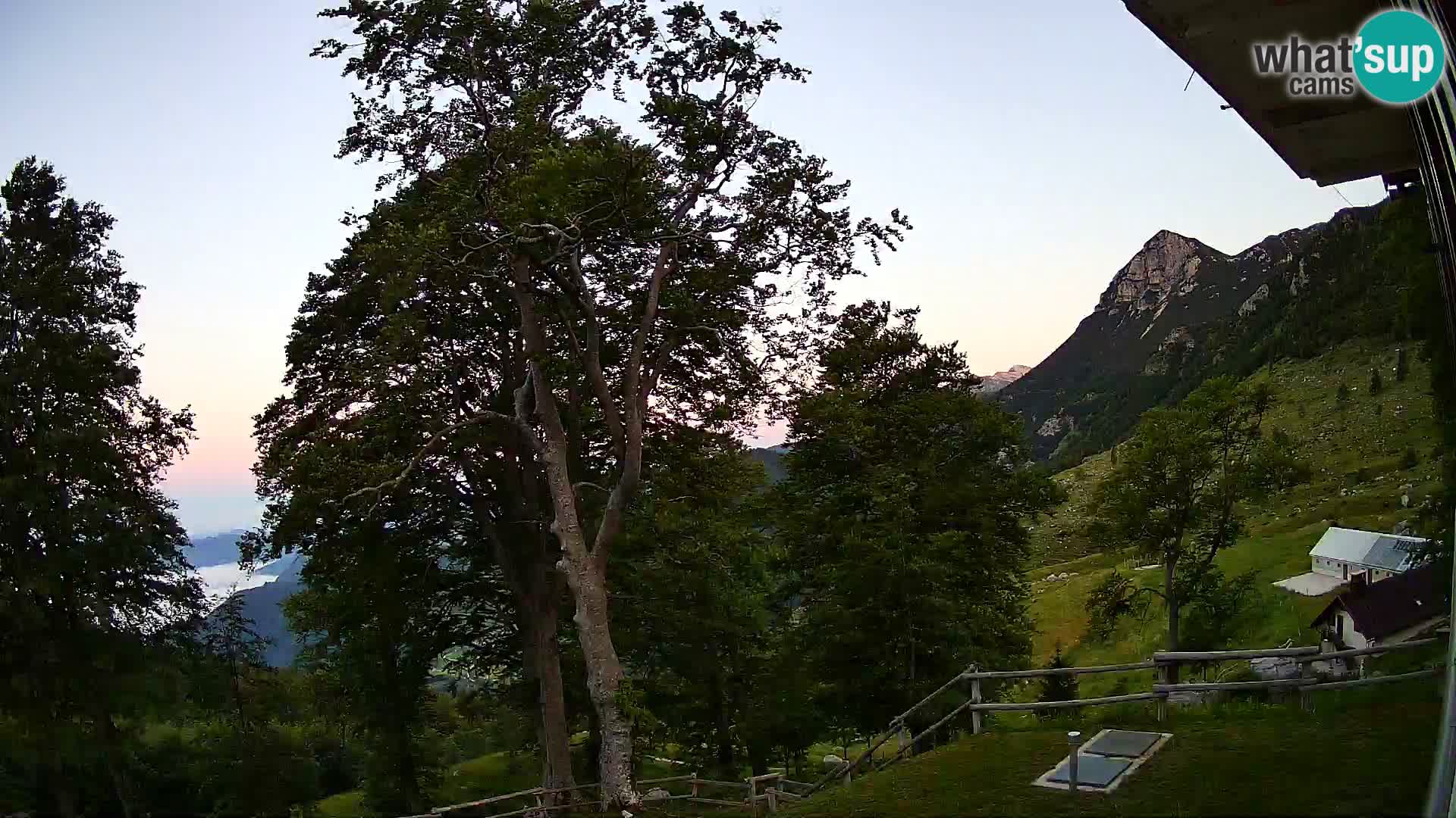 Koča na Planini Razor spletna kamera (1315) | Pogled na Tolminski Migovec