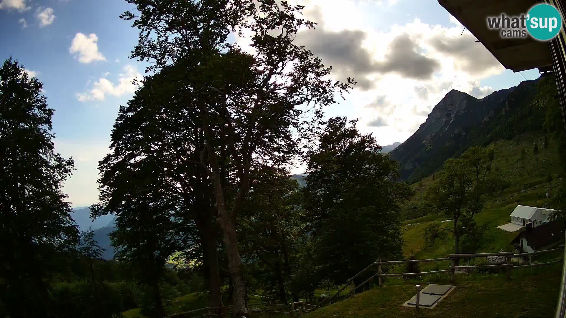 Baita di montagna Planina Razor webcam (1315) | vista su Tolminski Migovec