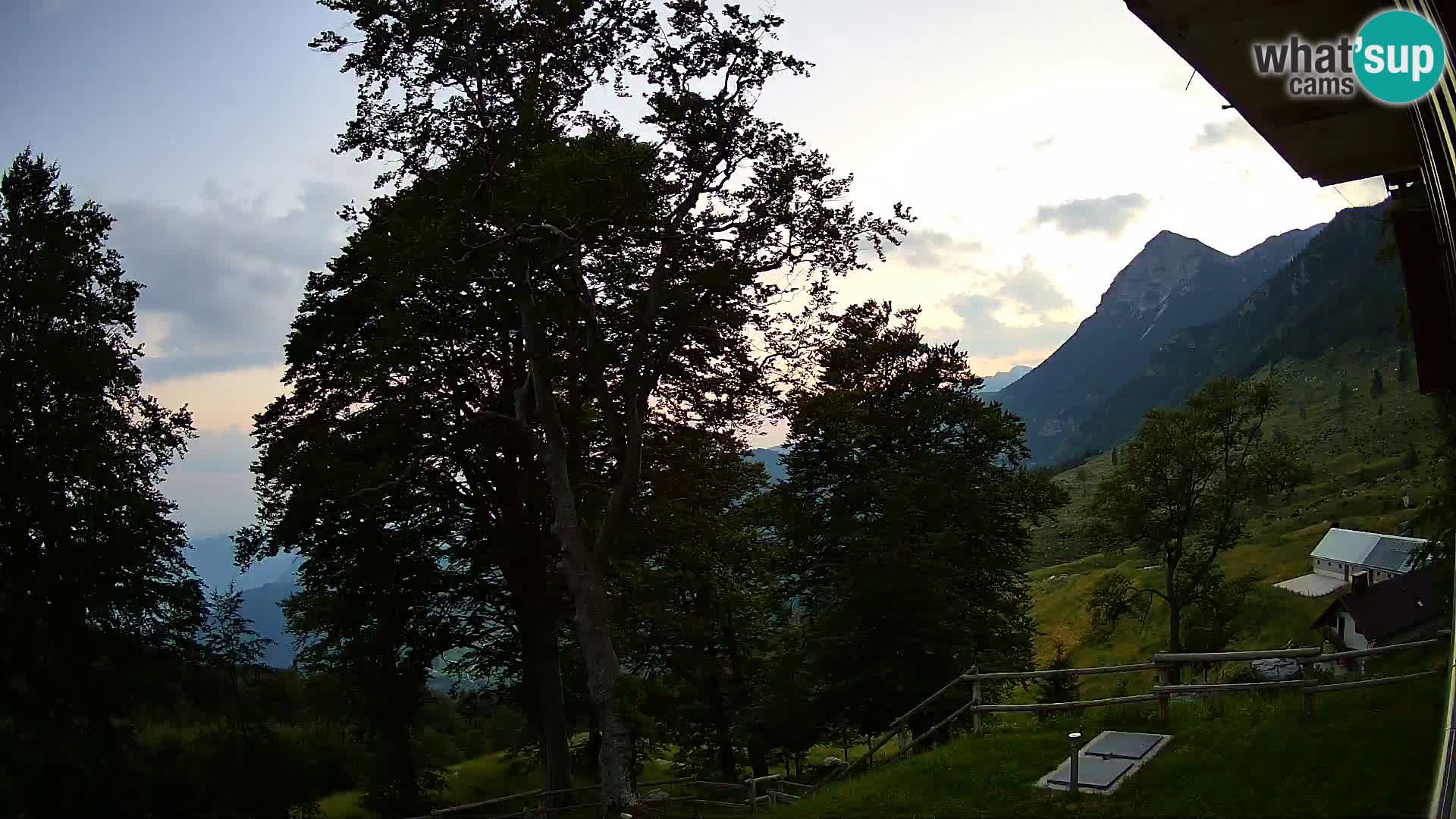 Planinarski dom na planini Razor (1315) | Pogled na Tolminski Migovec