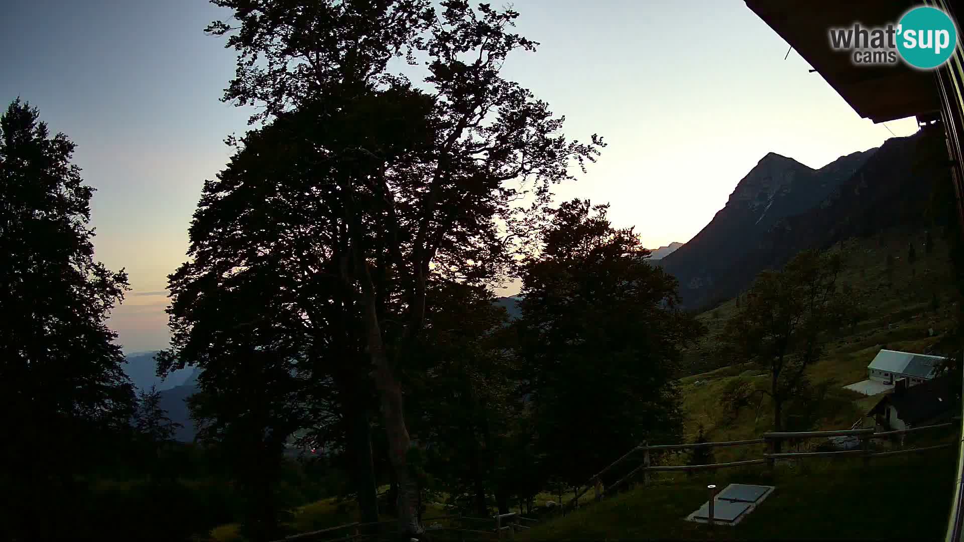 Planina Razor Bergütte Webcam (1315) | Blick auf Tolminski Migovec
