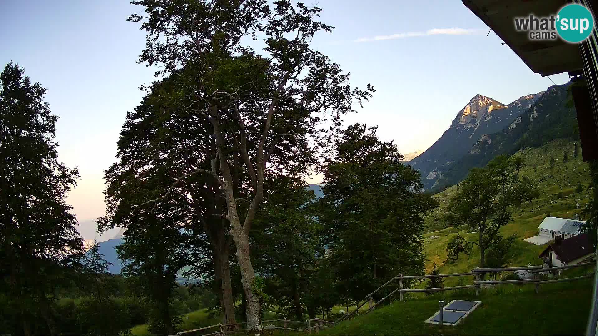Cámara en vivo de la cabaña de montaña Planina Razor (1315) | vista hacia Tolminski Migovec