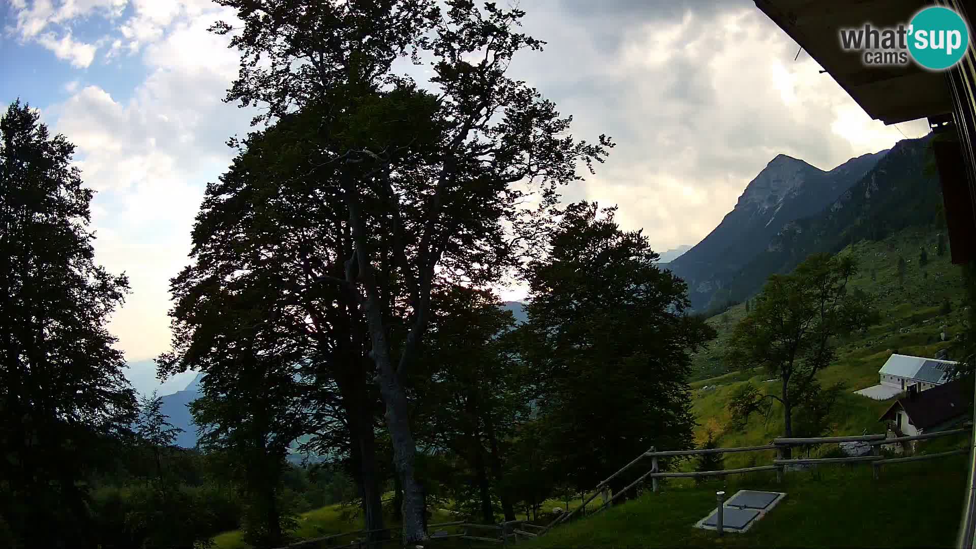 Cámara en vivo de la cabaña de montaña Planina Razor (1315) | vista hacia Tolminski Migovec