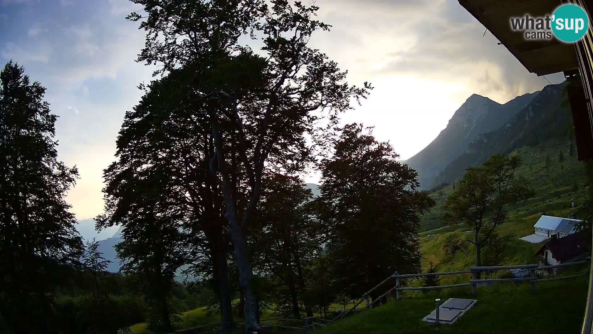 Planinarski dom na planini Razor (1315) | Pogled na Tolminski Migovec