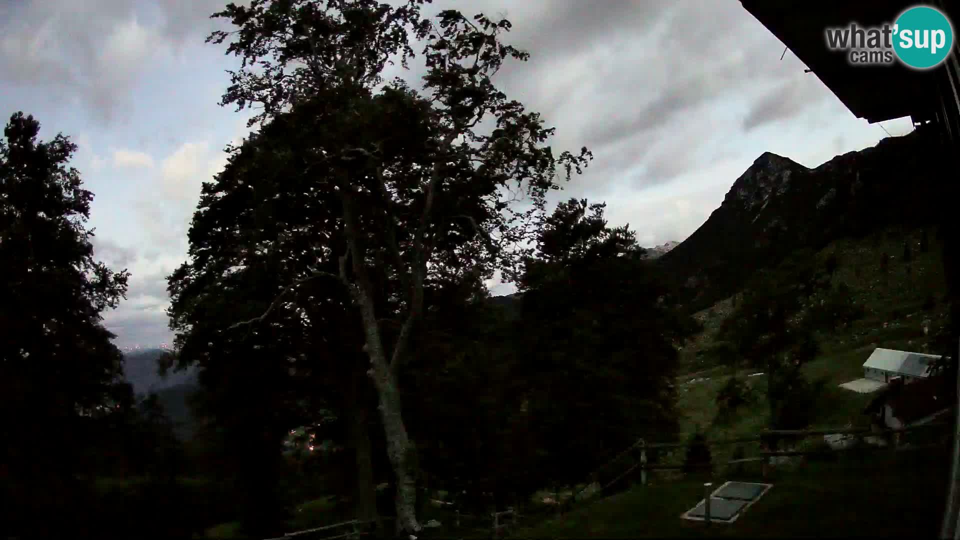 Cámara en vivo de la cabaña de montaña Planina Razor (1315) | vista hacia Tolminski Migovec